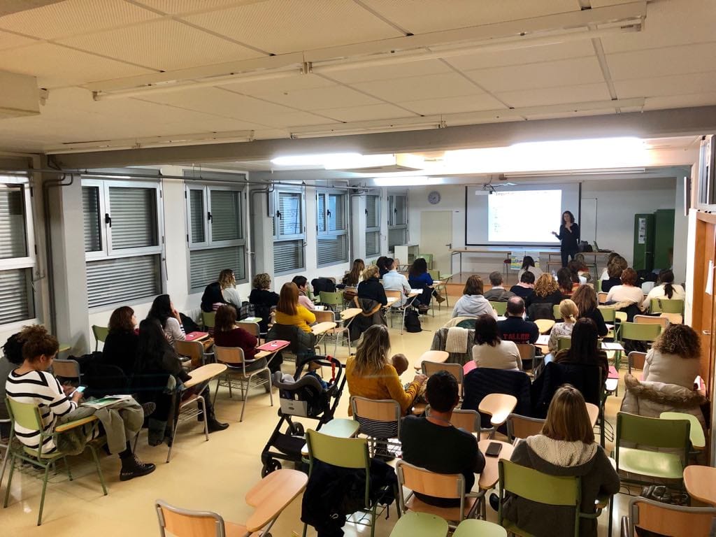asistentes a la escuela de padres y madres de denia