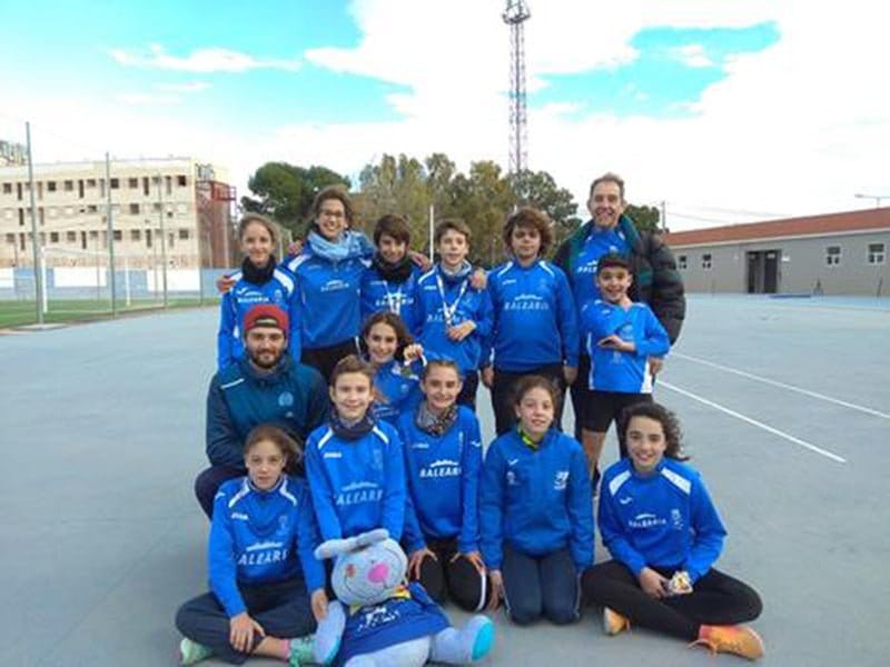 atletas infantiles en la pista de san joan
