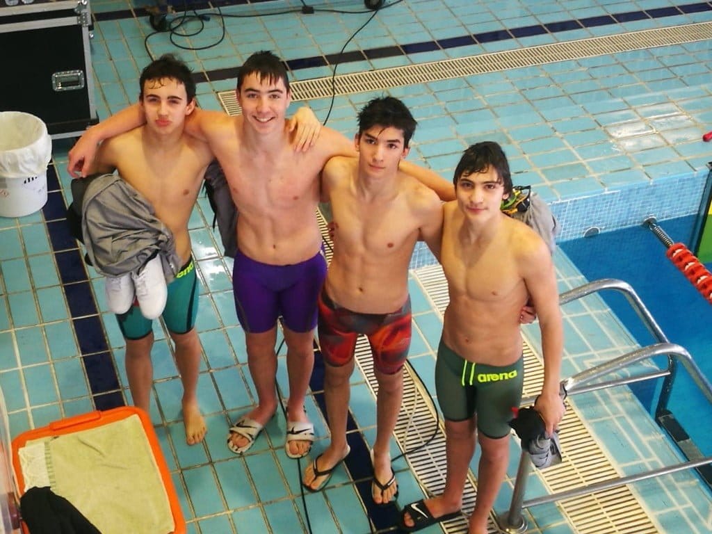 benito pastor junto a otro nadadores del club natacio denia