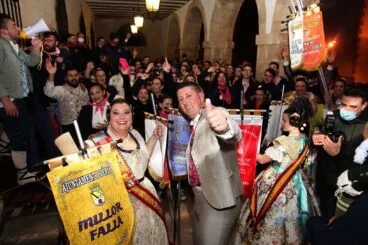 Cargos y comisión celebrando los premios