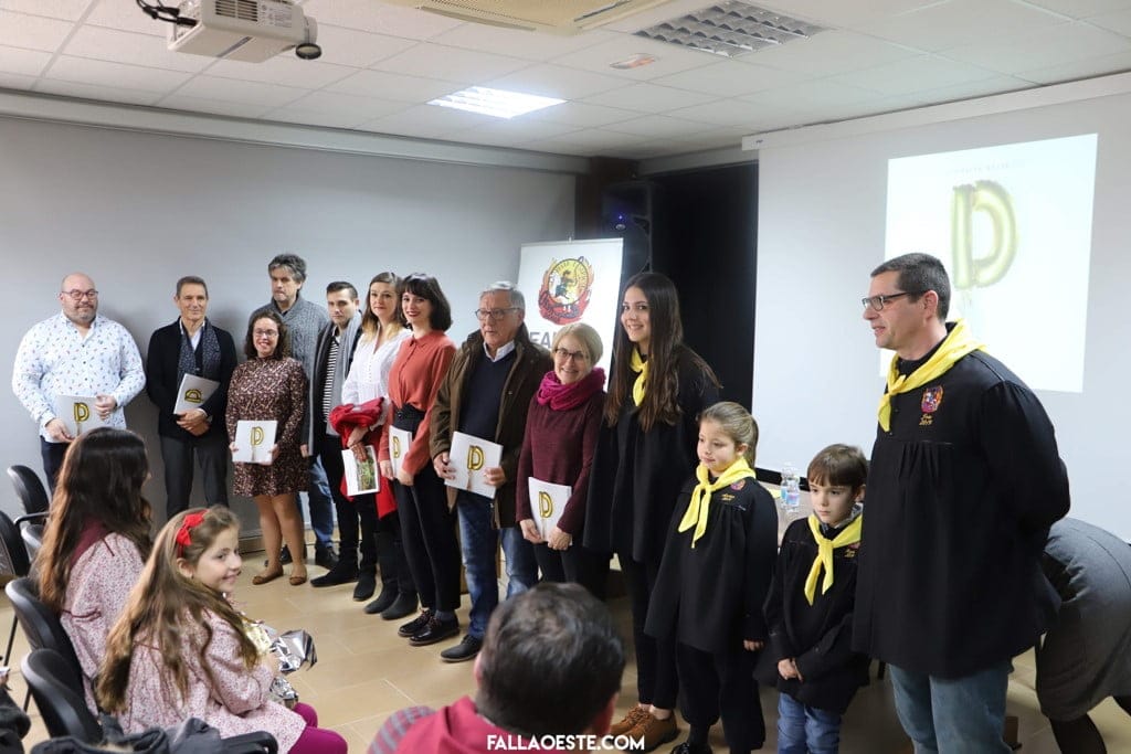 La falla Oeste apuesta por el diseño en 'D', su primer llibret accesible para personas invidentes 2 colaboradores del llibret 2019 del oeste