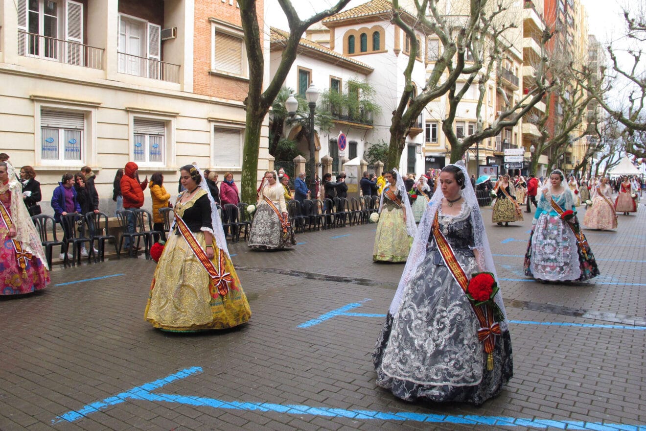 Comisión de la falla Diana durante la ofrenda