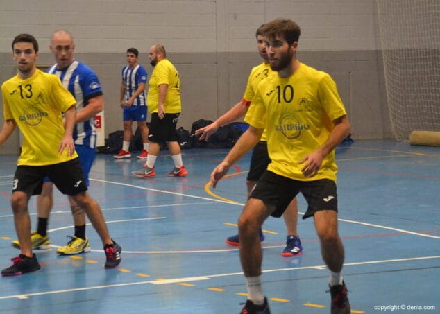 defensa del garbi denia durante un partido