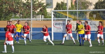 el cd denia atacant la porteria del contestano