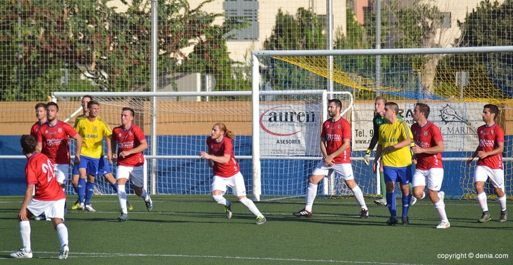 el cd denia atacando la porteria del contestano