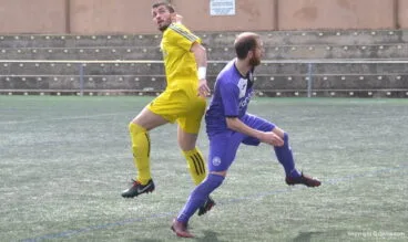 El dianense Fran pugnando por el balón