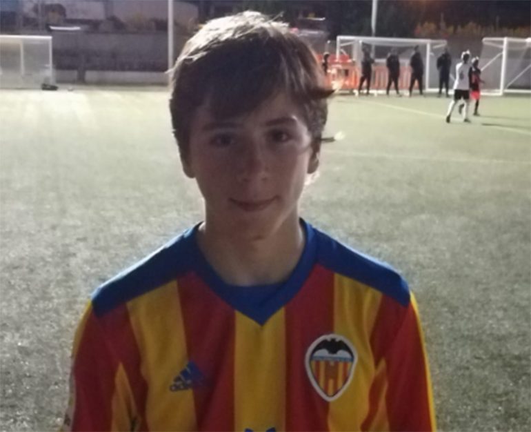El infantil Joan Pedro entrenando con el Valencia CF