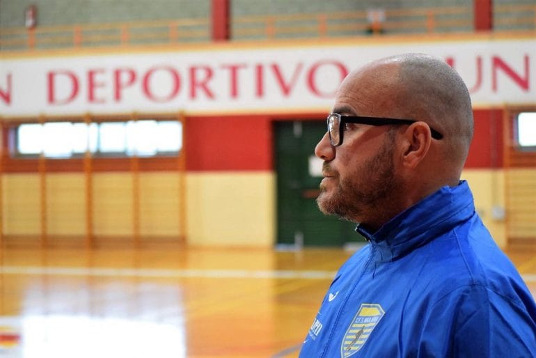 El técnico dianense Óscar García en el pabellón de Aspe