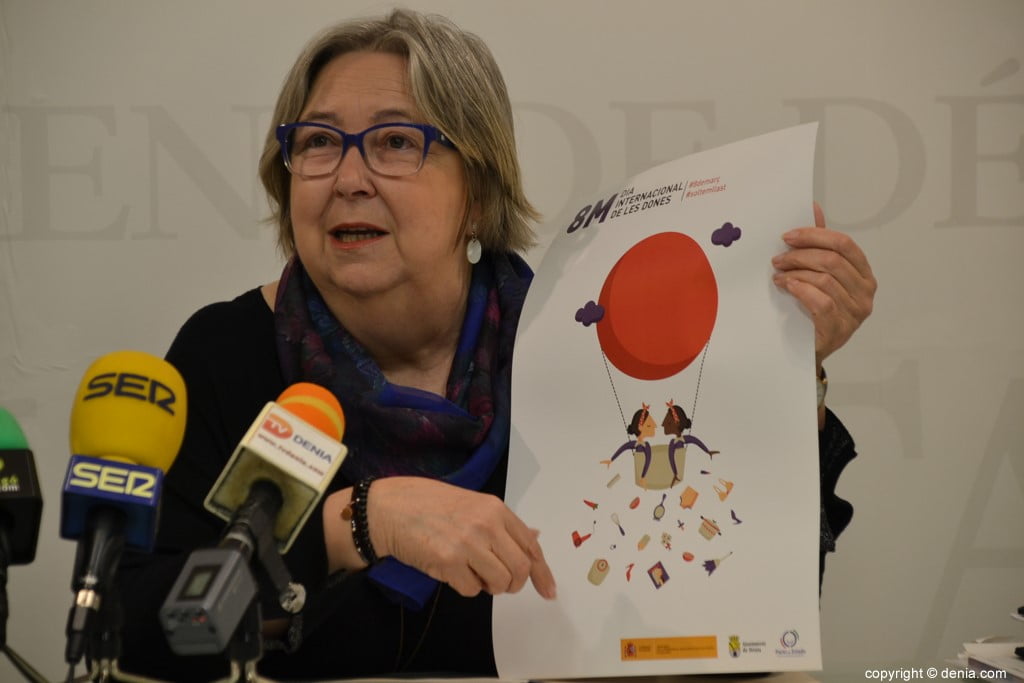 Elisabet Cardona muestra el cartel del Día de la Mujer en Dénia