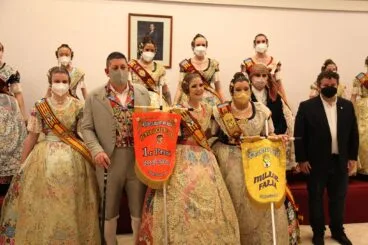 Entrega de banderines con los premios de 2022