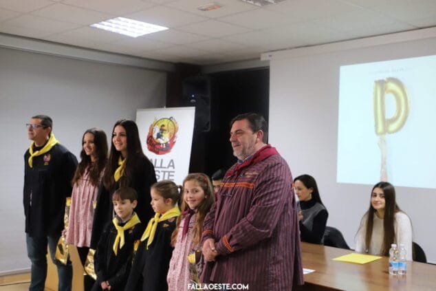 La falla Oeste apuesta por el diseño en 'D', su primer llibret accesible para personas invidentes 7 entrega del llibret a las falleras mayores de denia