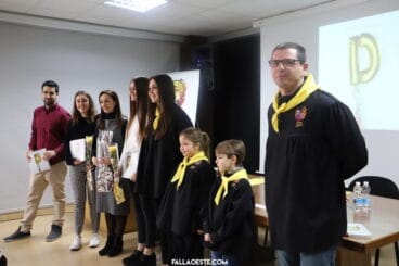 Entrega del llibret a los creadores