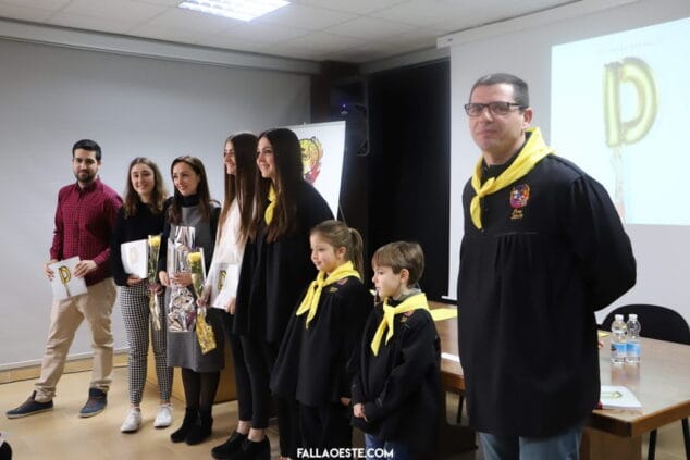 La falla Oeste apuesta por el diseño en 'D', su primer llibret accesible para personas invidentes 8 entrega del llibret a los creadores