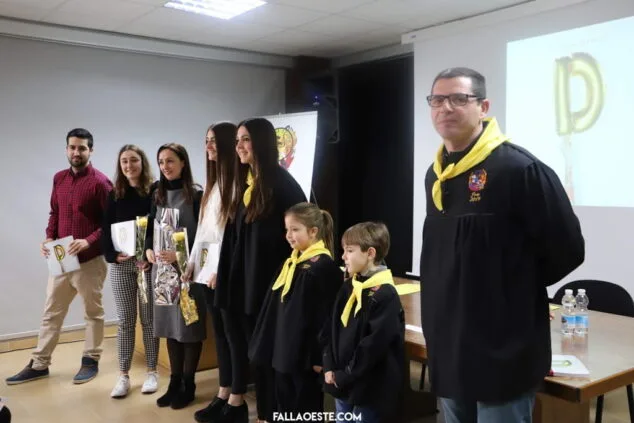 entrega del llibret a los creadores