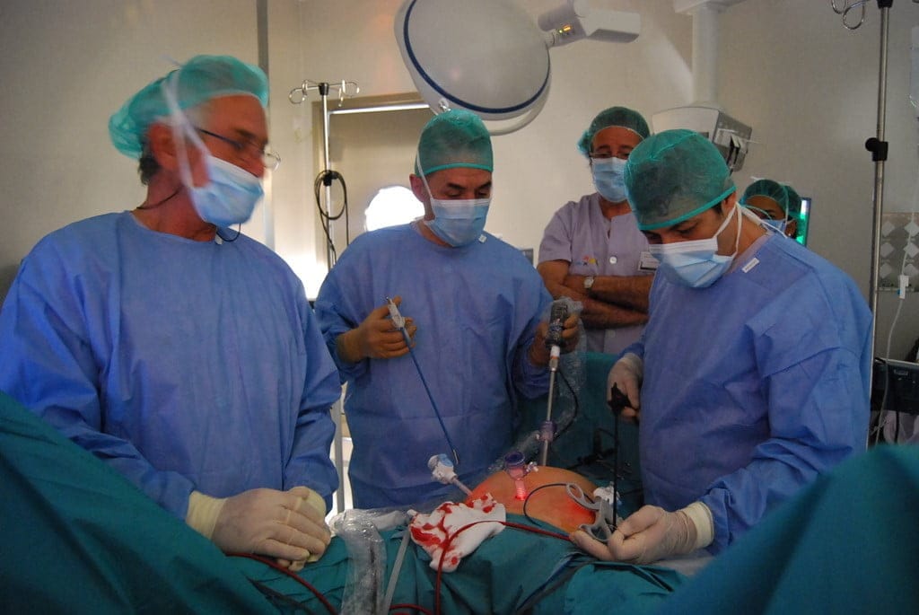 equipo de urologia del hospital de denia durante una intervencion