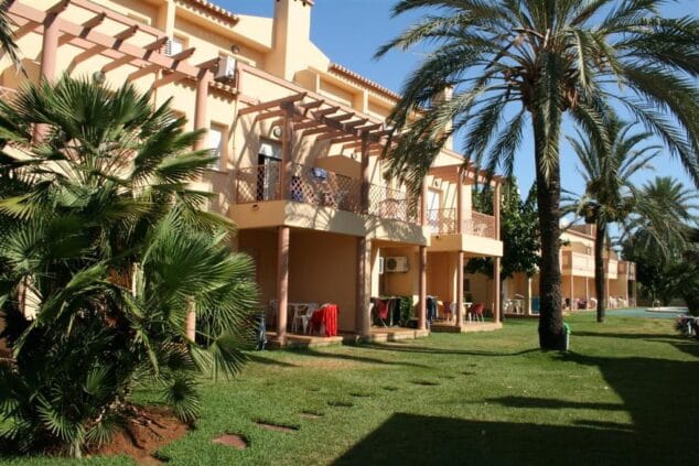 Encuentra tu apartamento perfecto para tus estancias en Dénia gracias a Serviden 2 fachada y jardin serviden