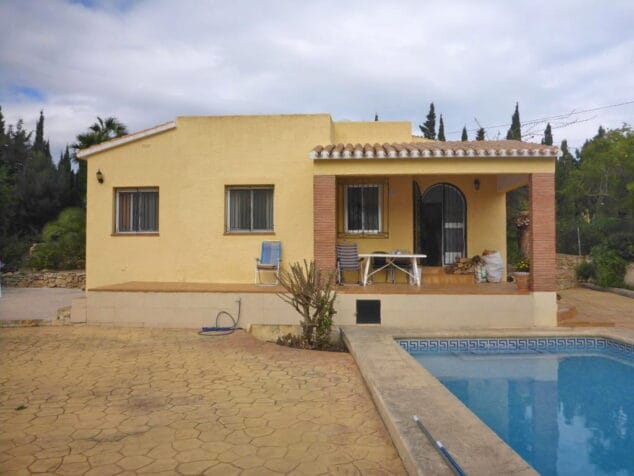 fachada y piscina de la casa en denia abbey properties