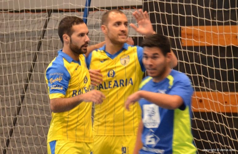 Felicitando a Blai por su primer gol