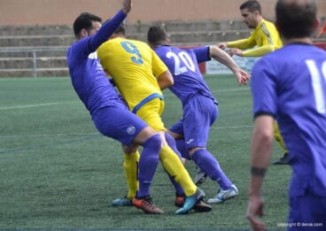 guerrero rodeado de defensores