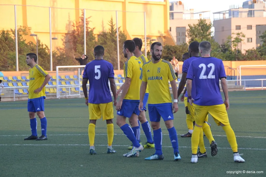 guerrero rodeado de defensores de la ue gandia