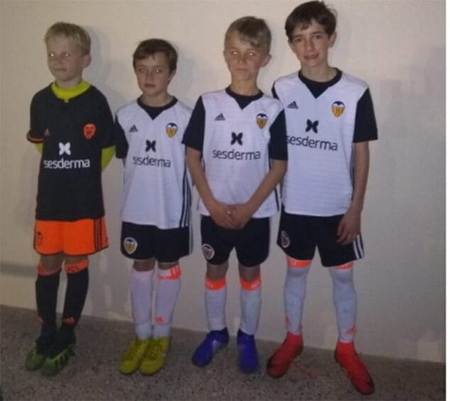 jugadores del benjamin a en el entrenamiento del valencia cf