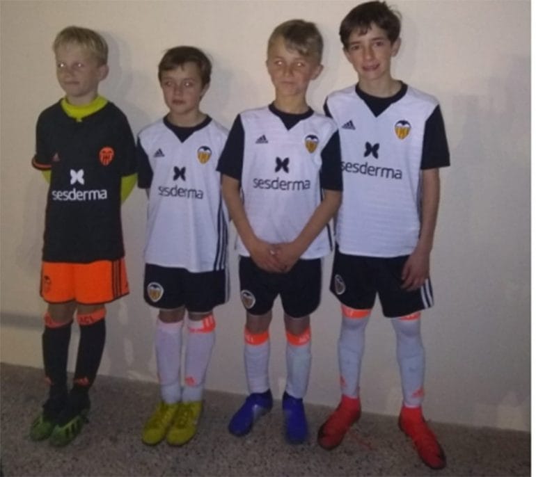 Jugadores del Benjamín A en el entrenamiento del Valencia CF