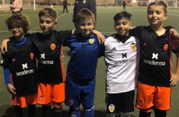jugadores del benjamin b entrenando con el valencia cf