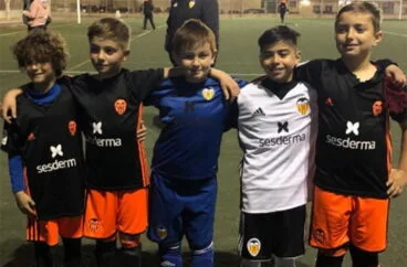 Jugadores del Benjamín B entrenando con el Valencia CF
