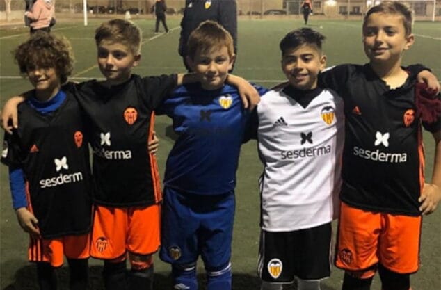 jugadores del benjamin b entrenando con el valencia cf