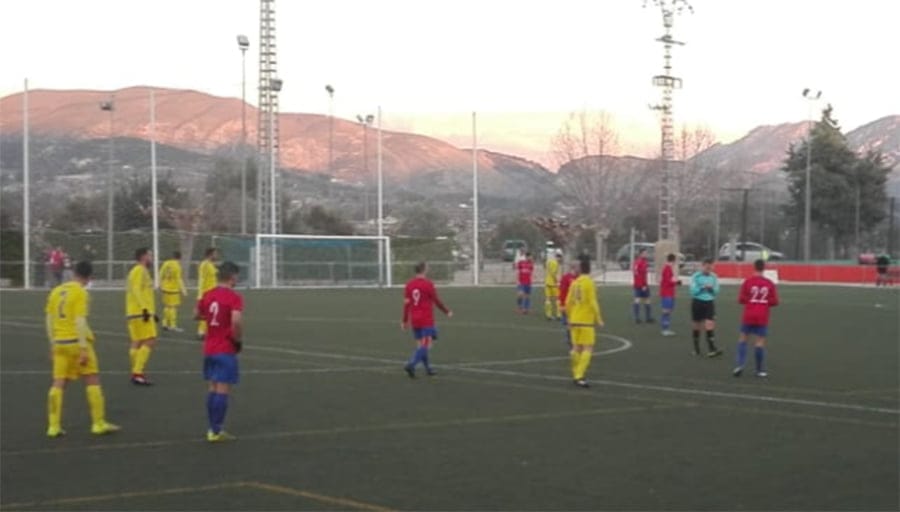 El CD Dénia no pasó del empate en Cocentaina (0-0) 1 jugadores en el choque contestano denia