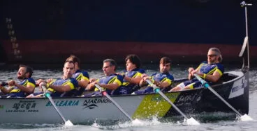 los veteranos del club rem marina denia en plena regata
