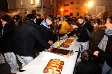 Merienda en la falla Diana durante la Nit d’Albades