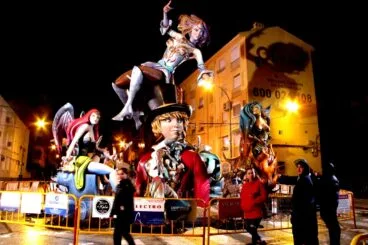 Monumento grande de la Diana de 2022 por la noche