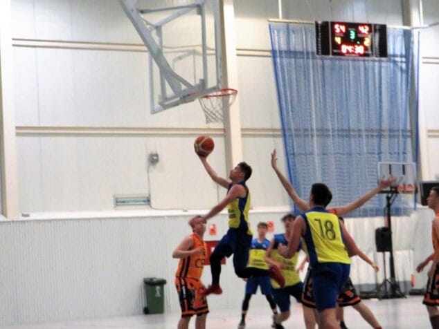 partido del junios masculino del denia basquet en xativa