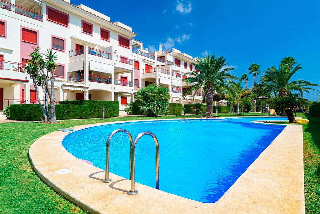 piscina comunitaria aguila rent a villa