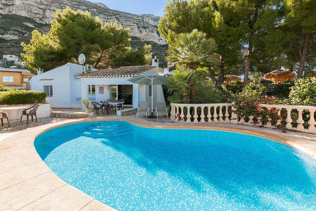 Quality Rent a Villa te ofrece una estupenda villa con piscina privada en El Montgó 1 piscina y fachada quality rent a villa