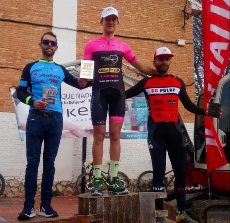 Roberto Gómez en el podio