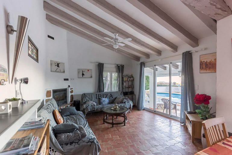 Sala de estar con ventanal Quality Rent a Villa