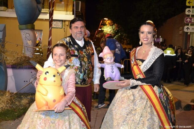 01 crema de la falla de la junta local fallera 2019 amparo y neus con sus ninots