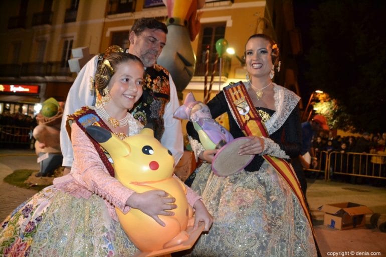 03 Cremà de la falla de la Junta Local Fallera 2019 - Amparo y Neus con sus ninots