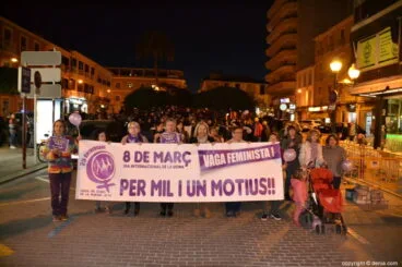03 Manifestación feminista Dénia – Manifestantes en la Glorieta