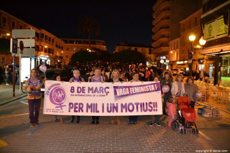 03 Dénia Feminist Demonstration - Protesters at the Roundabout