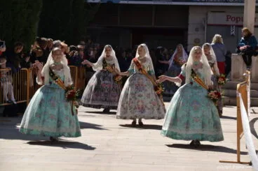 04 Ofrenda de flores en la iglesia – Llegada a la plaza