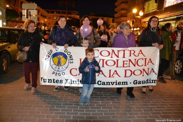 05 manifestacion feminista denia pancarta pego