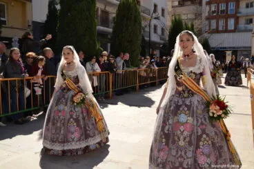 05 Ofrenda de flores en la iglesia – Llegada a la plaza