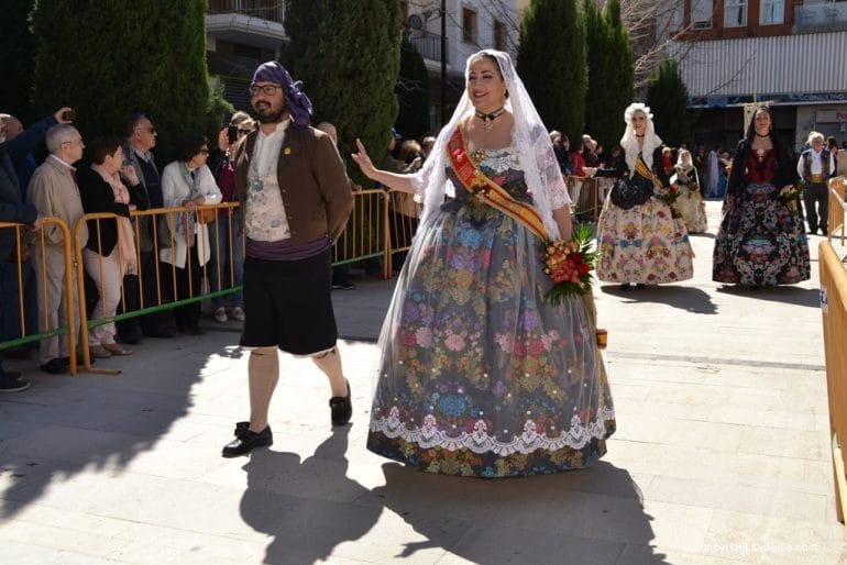 06 Ofrenda de flores en la iglesia - Llegada a la plaza