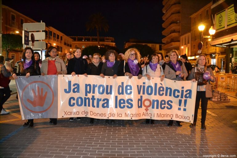 07 Manifestación feminista Dénia - Manifestantes con pancarta
