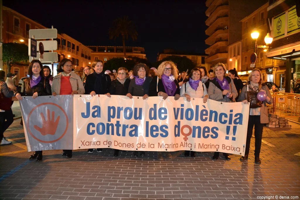 07 Manifestación feminista Dénia – Manifestantes con pancarta