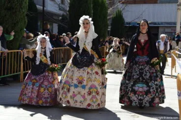 07 Ofrenda de flores en la iglesia – Llegada a la plaza