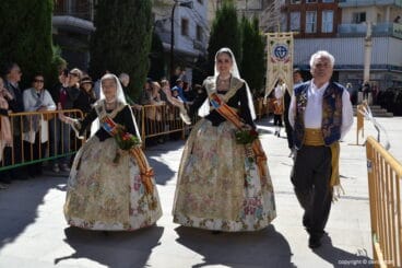 08 Ofrenda de flores en la iglesia – Llegada a la plaza